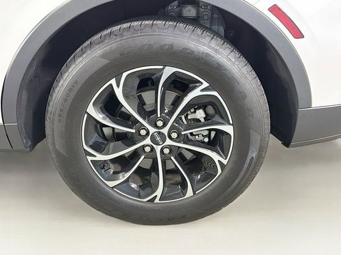 Used 2024 Lincoln Nautilus Premier image 33