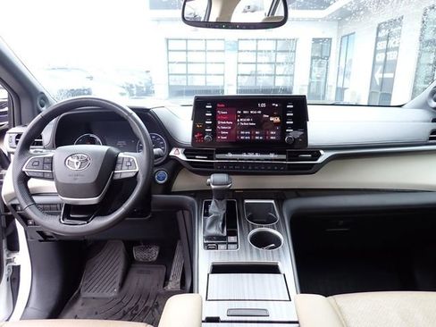 Used 2022 Toyota Sienna Limited image 21