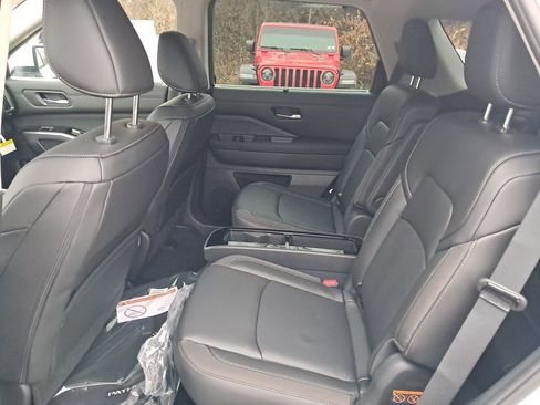 New 2025 Nissan Pathfinder SL w/ SL Premium Package image 26