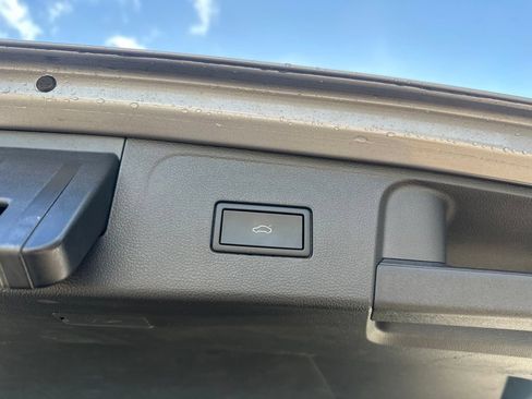 Used 2025 Volkswagen Atlas SE AWD/4WD image 18