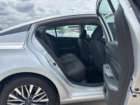 Used 2025 Nissan Altima 2.5 SV FWD image 21