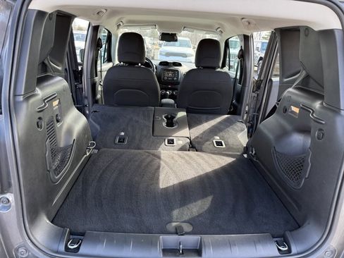 Used 2017 Jeep Renegade Latitude w/ Popular Equipment Group image 16