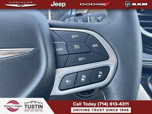 Used 2023 Chrysler Pacifica Limited FWD image 32