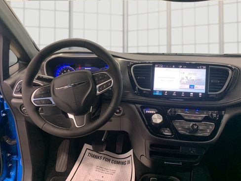 New 2026 Chrysler Pacifica Select image 24