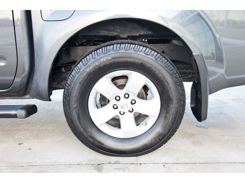 Used 2010 Nissan Frontier SE image 31