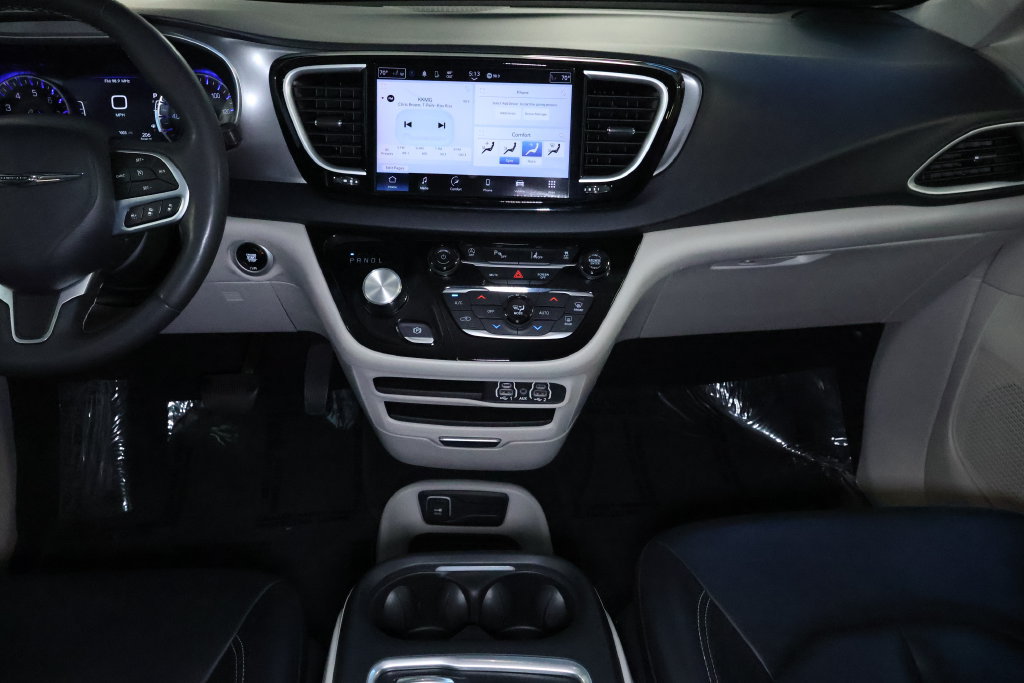 Used 2023 Chrysler Pacifica Touring-L FWD image 17