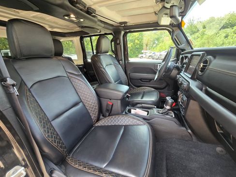 Used 2023 Jeep Wrangler Unlimited Sahara AWD/4WD image 16