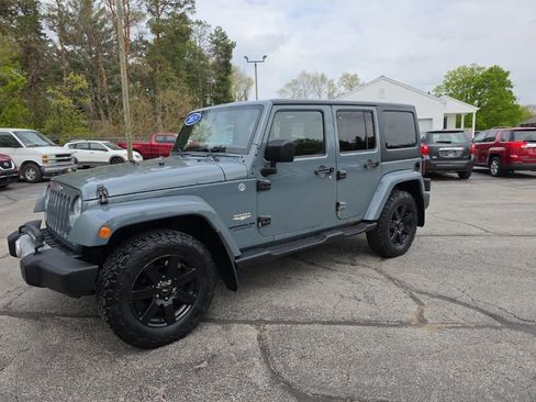 Used 2015 Jeep Wrangler Unlimited Sahara w/ Dual Top Group AWD/4WD image 3