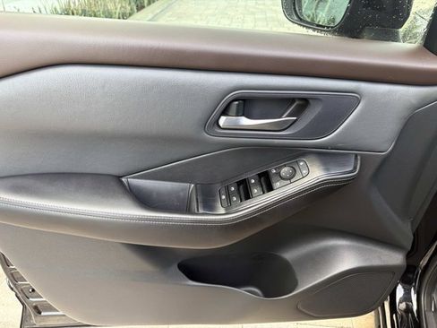 Used 2022 Nissan Rogue SV FWD image 8
