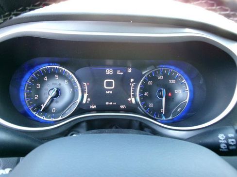 Used 2025 Chrysler Pacifica Select FWD image 16