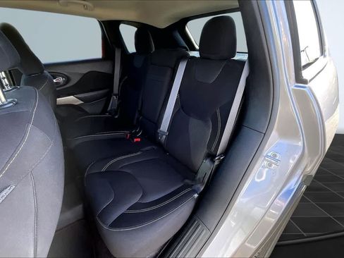 Used 2017 Jeep Cherokee Latitude w/ Comfort/Convenience Group image 13