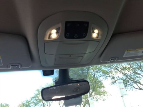 Used 2023 Chrysler Pacifica Touring-L FWD image 23