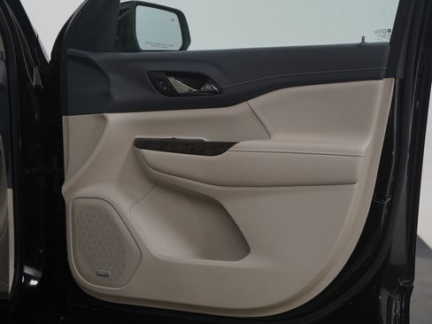 Used 2021 GMC Acadia Denali w/ GMC Pro Grade Package AWD/4WD image 13