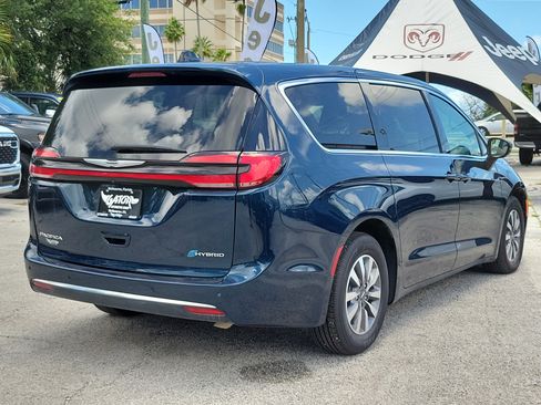 Used 2025 Chrysler Pacifica Select FWD image 4