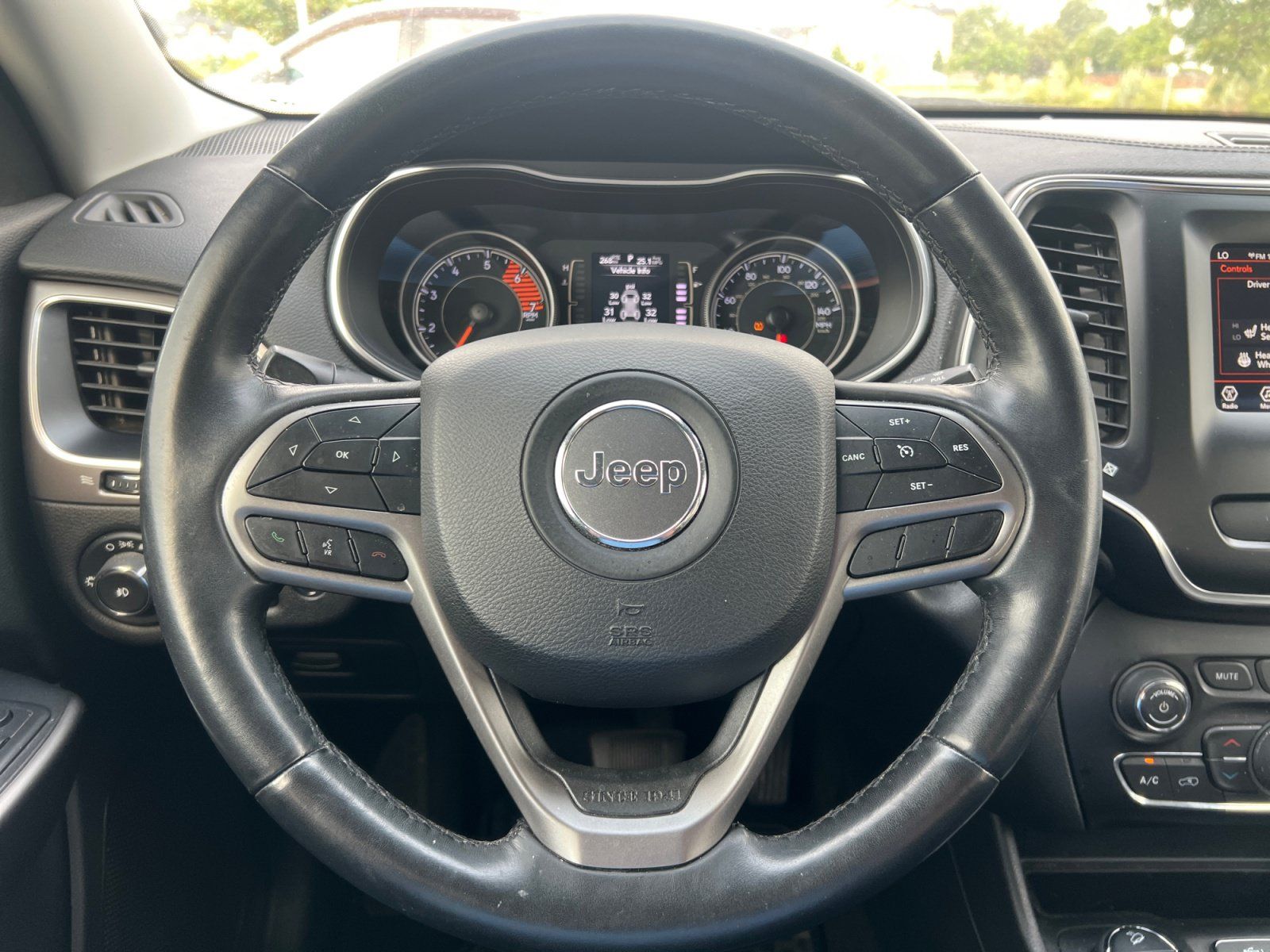 Used 2019 Jeep Cherokee Latitude Plus w/ Comfort/Convenience Group AWD/4WD image 9
