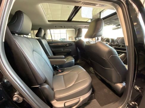 Used 2024 Toyota Highlander Platinum image 19