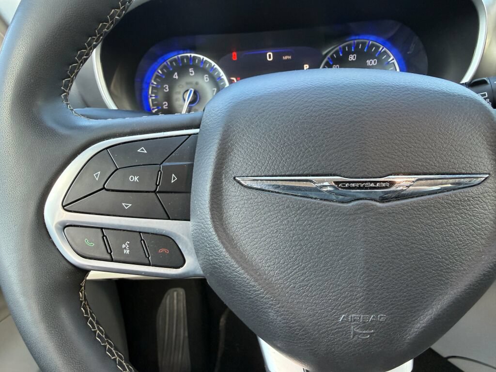 Used 2024 Chrysler Pacifica Touring-L FWD image 19