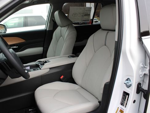 New 2026 Toyota Grand Highlander Platinum image 41