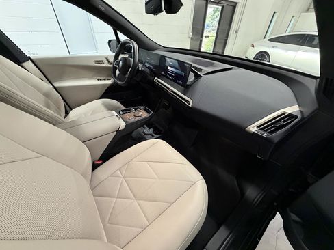 Used 2024 BMW iX xDrive50 w/ Premium Package AWD/4WD image 18
