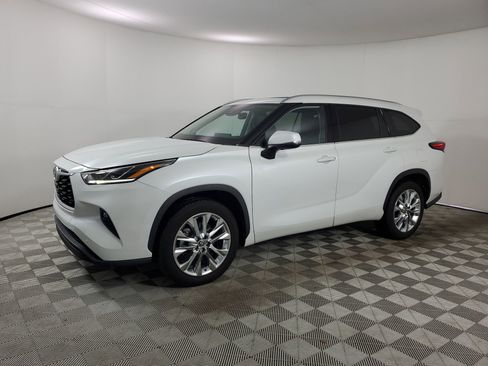 Used 2023 Toyota Highlander Limited FWD image 5