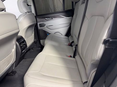 Used 2022 Jeep Grand Cherokee Overland w/ Luxury Tech Group IV AWD/4WD image 28