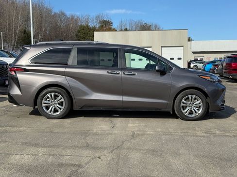 Certified 2024 Toyota Sienna Platinum image 7