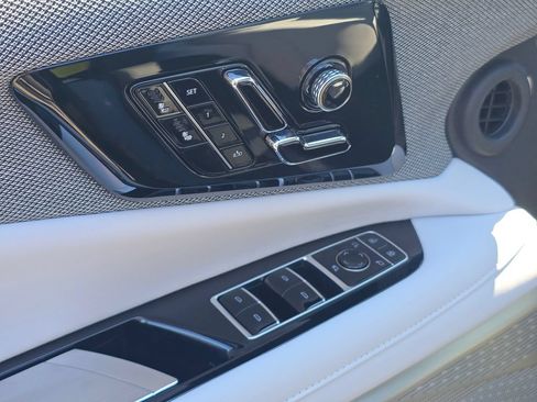 Used 2025 Cadillac Optiq Sport 1 w/ LPO, ONYX Package AWD/4WD image 24