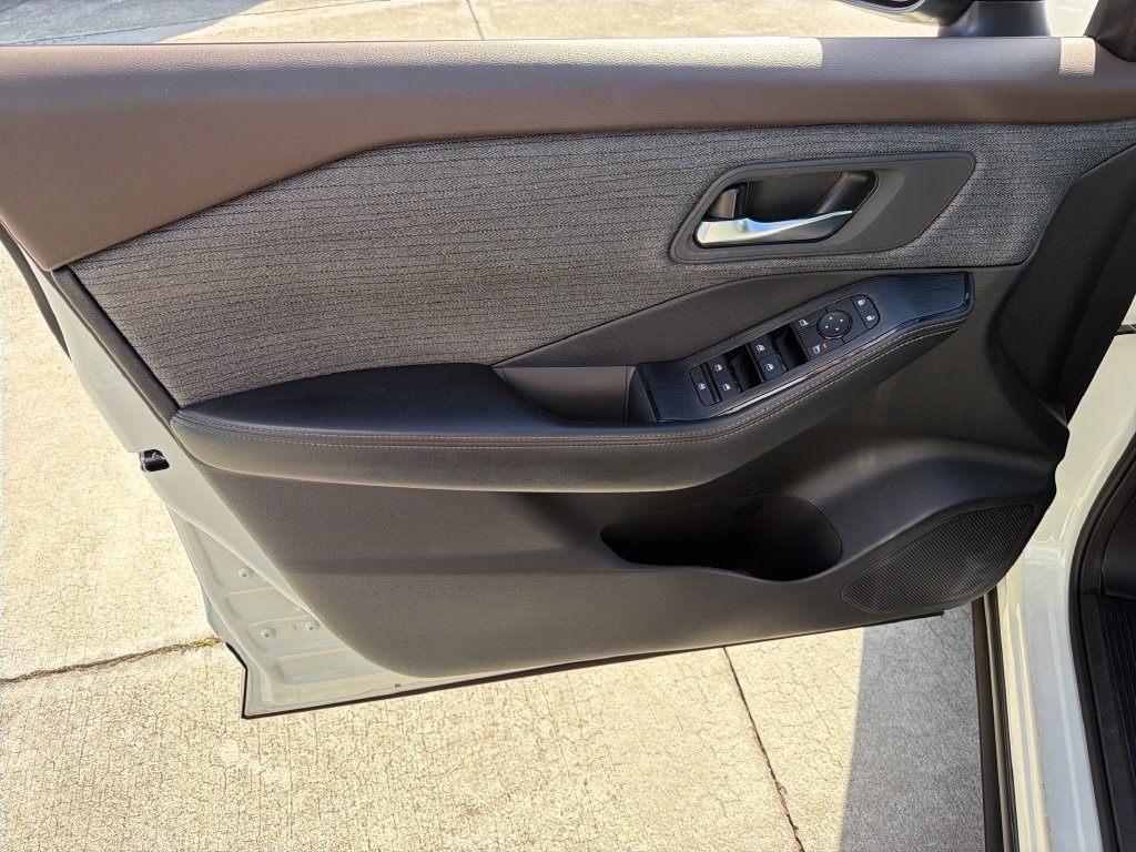 Used 2023 Nissan Rogue SV AWD/4WD image 16