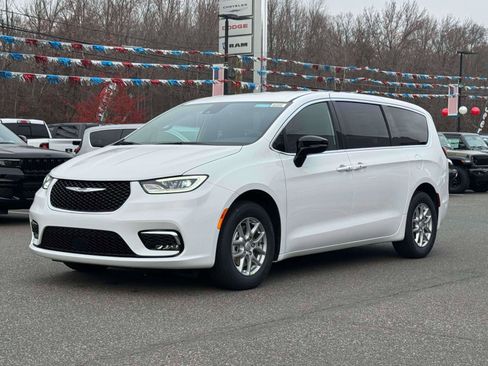 New 2026 Chrysler Pacifica Select image 2