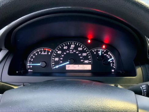 Used 2014 Toyota Camry L image 25