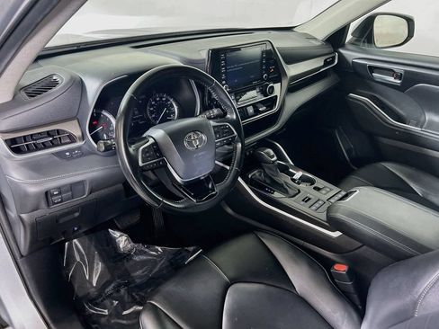 Certified 2021 Toyota Highlander XLE AWD/4WD image 9