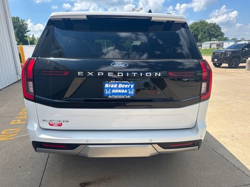 Used 2025 Ford Expedition Platinum AWD/4WD image 9