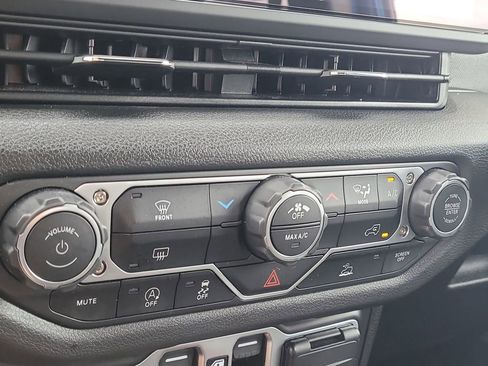 Certified 2025 Jeep Gladiator Sport AWD/4WD image 24