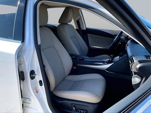 Used 2018 Lexus IS 300 w/ Comfort Package RWD image 8