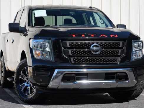 Used 2021 Nissan Titan SV w/ SV Convenience Package RWD image 2