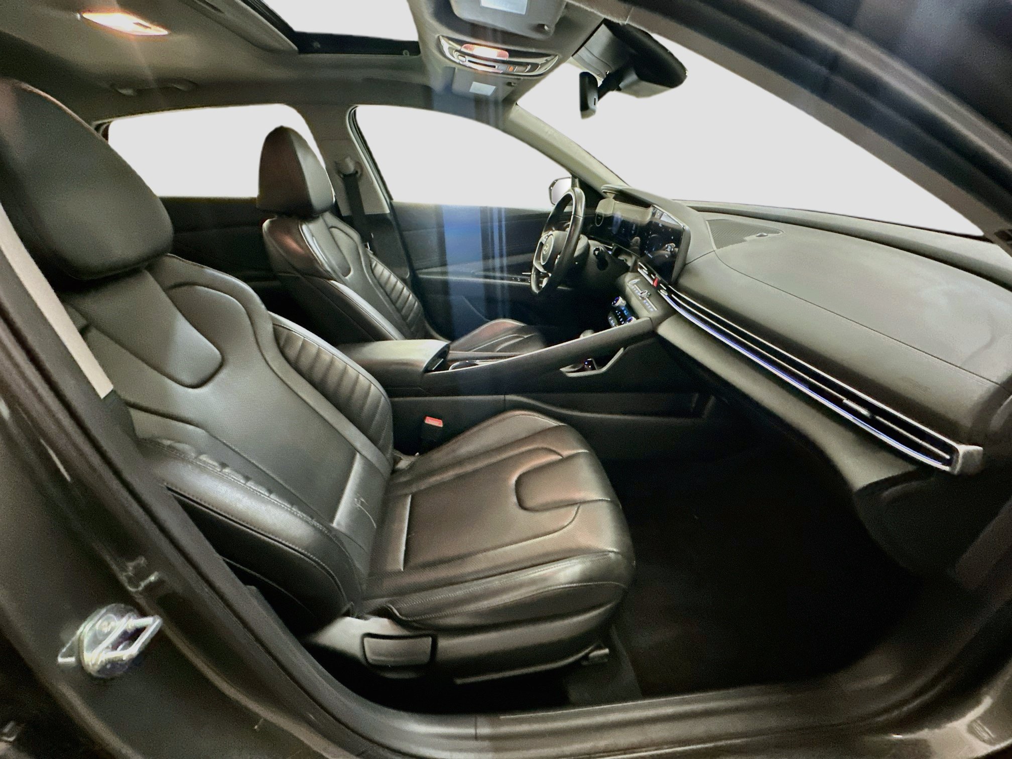 Used 2025 Hyundai Elantra Limited FWD image 32