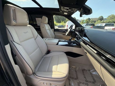 Used 2023 Cadillac Escalade Premium Luxury w/ Performance Package AWD/4WD image 28