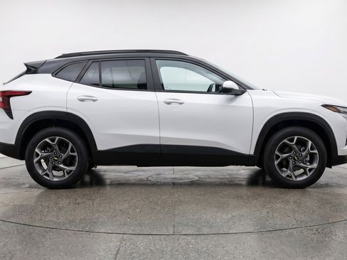 Used 2025 Chevrolet Trax LT FWD image 11