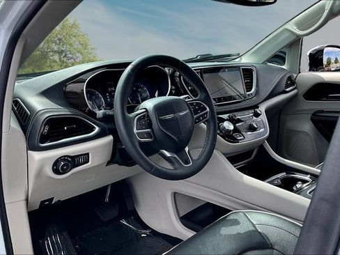 Used 2023 Chrysler Pacifica Limited FWD image 16