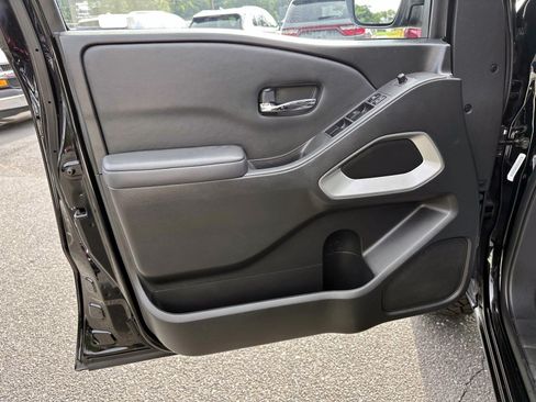 Used 2022 Nissan Frontier SV AWD/4WD image 8