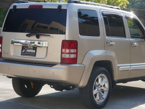 Used 2010 Jeep Liberty Limited w/ Tire & Wheel Group AWD/4WD image 27