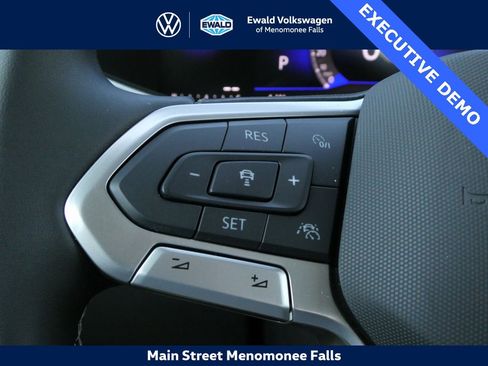 Certified 2025 Volkswagen Taos SE image 11