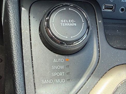 Used 2016 Jeep Cherokee Limited w/ Technology Group AWD/4WD image 15