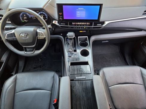 Used 2025 Toyota Sienna XLE Woodland Edition AWD/4WD image 23