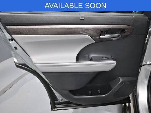 Used 2022 Toyota Highlander Limited AWD/4WD image 31