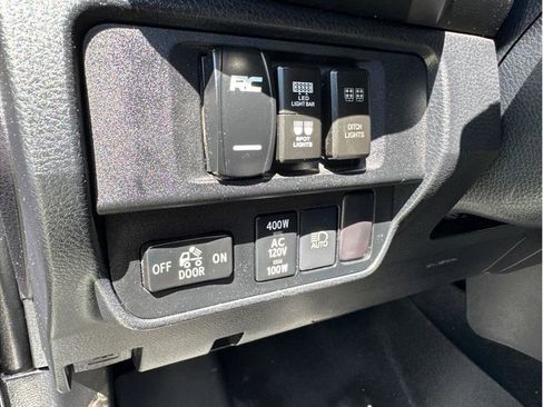 Used 2018 Toyota Tacoma TRD Off-Road w/ Technology Package image 21