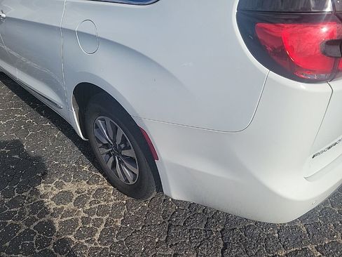 Used 2023 Chrysler Pacifica Limited image 14