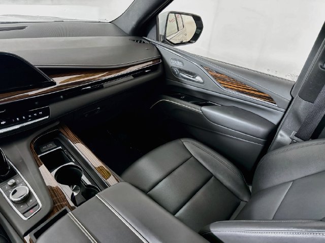 Used 2024 Cadillac Escalade Luxury AWD/4WD image 24
