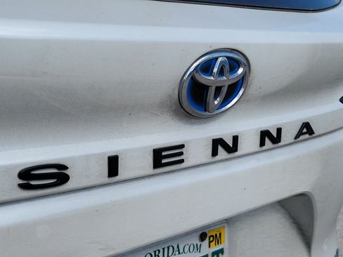 Used 2025 Toyota Sienna XLE FWD image 11