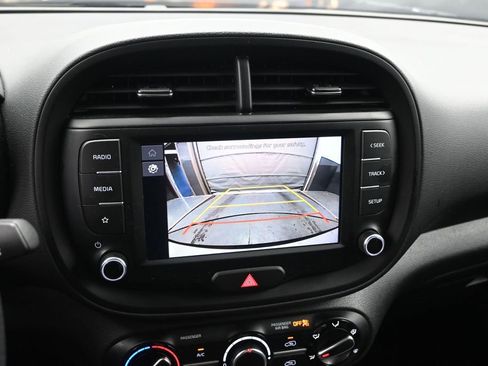 Used 2025 Kia Soul LX w/ LX Technology Package FWD image 14